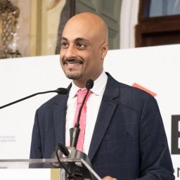 Navin Khemlani, presentador de Voces de África